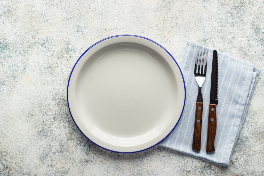 assiette vide et couverts pour illustrer l'hyporexie