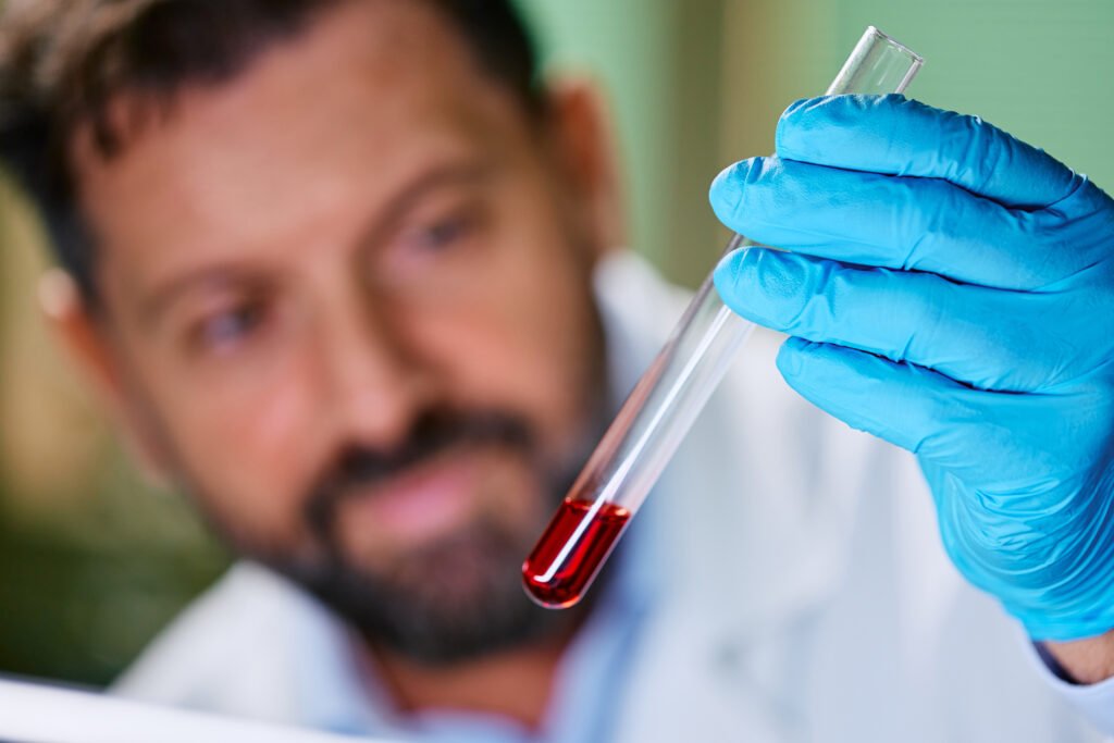 biochimiste au travail qui regarde une eprouvette