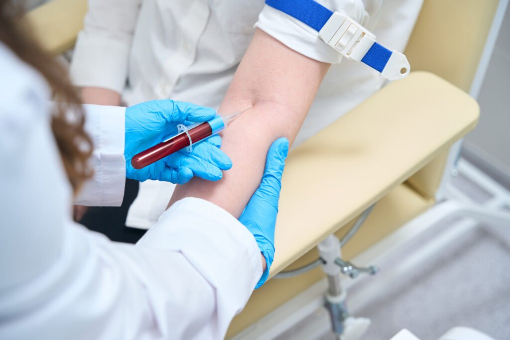 prise de sang en direct sur une patiente avec gants de protection