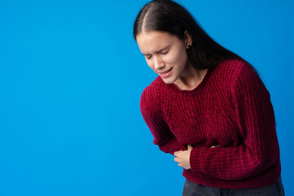 jeune femme qui a mal au ventre