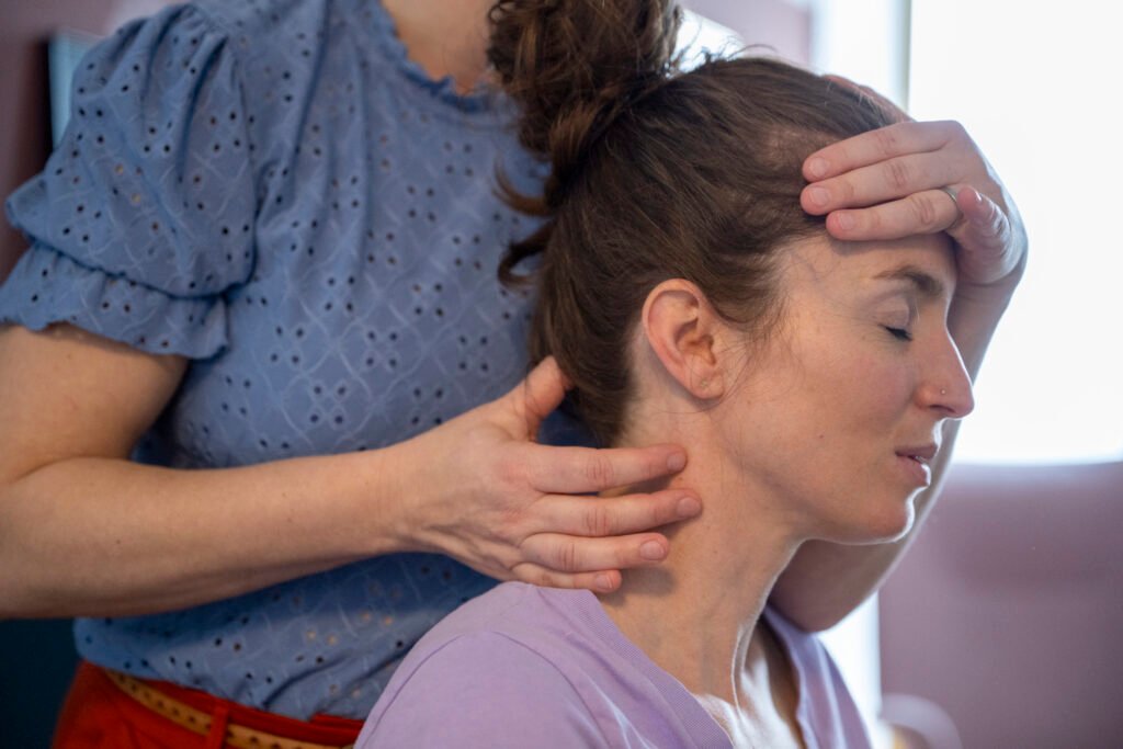 praticienne etiopathie qui manipule une patiente