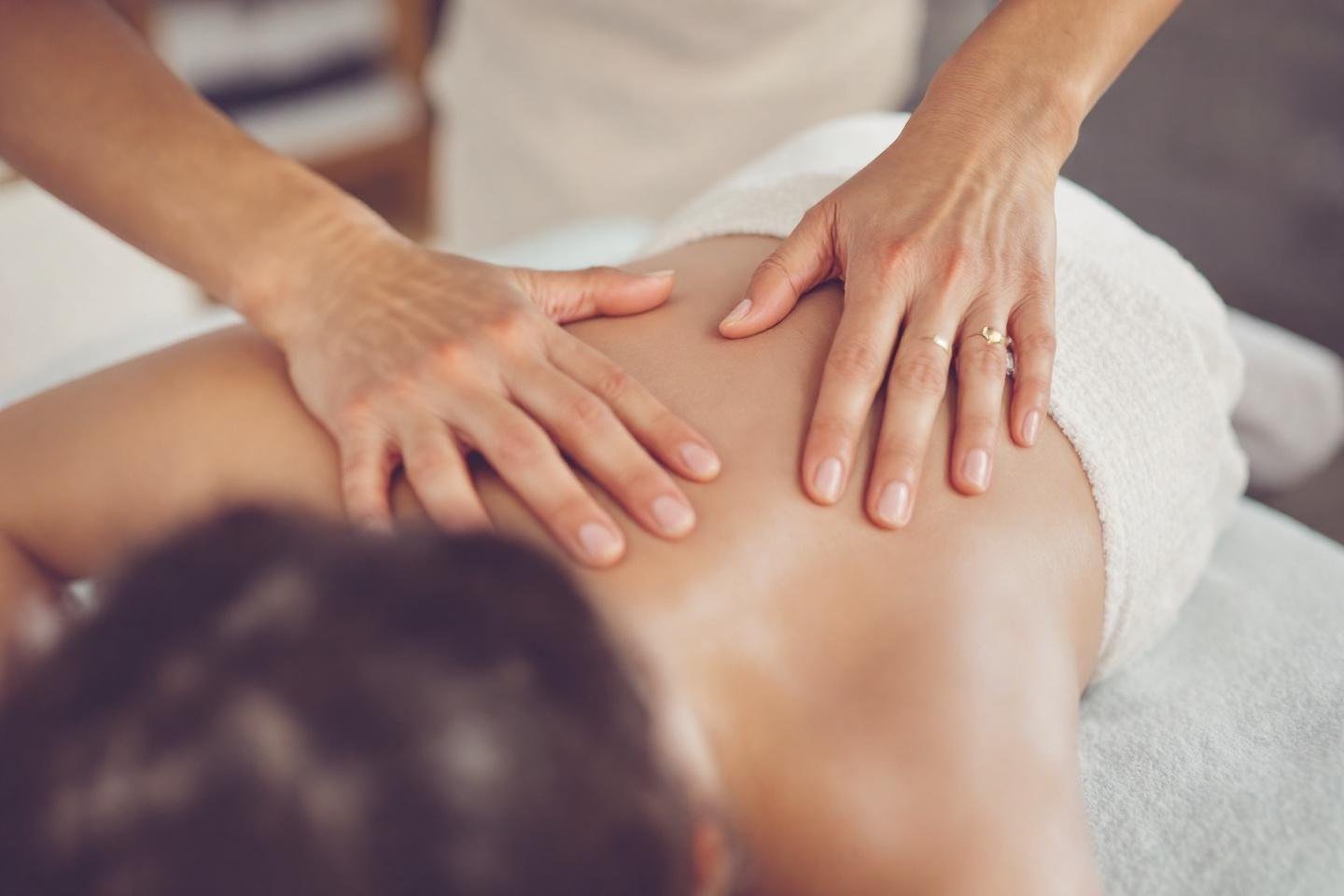 Retendre la peau du cou sans chirurgie : méthodes naturelles et efficaces