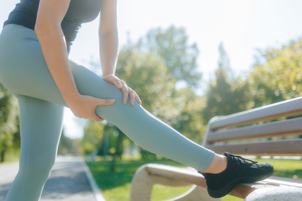 jogueuse qui étire sa jambe