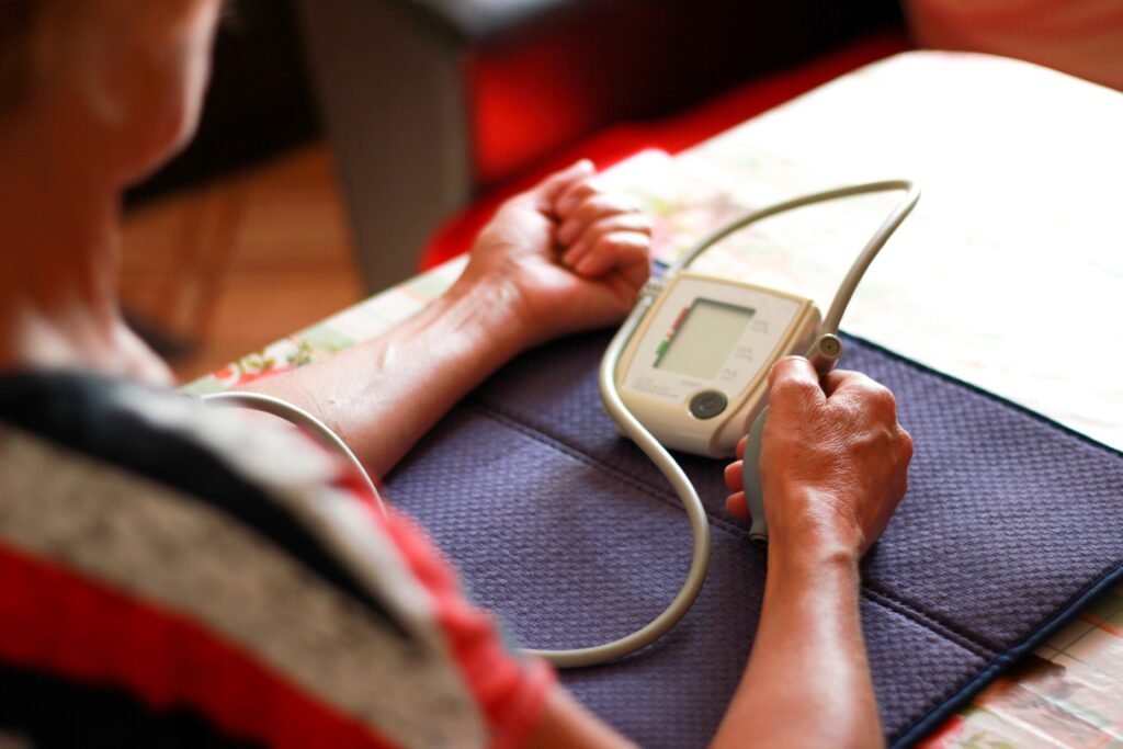 une femme prends sa tension artérielle elle même