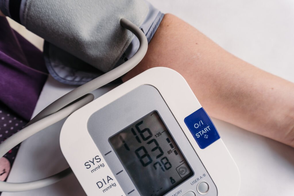 tensiometre en action autour d'un bras