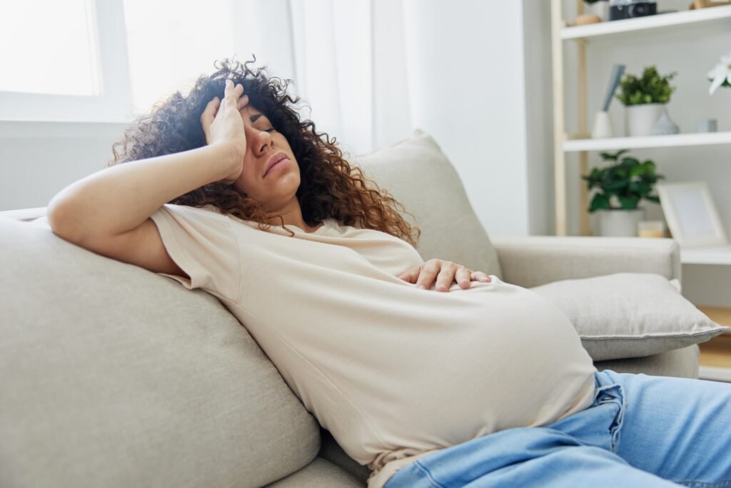 Femme enceinte visiblement fatiguée