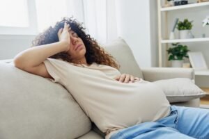 Femme enceinte visiblement fatiguée