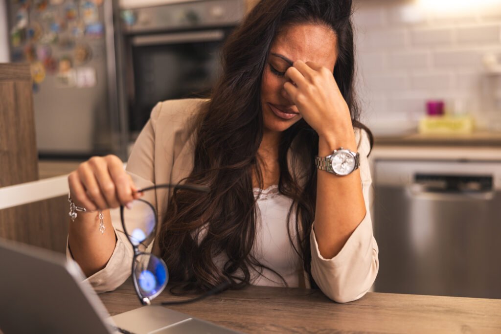 femme fatigué sans doute a cause de ses règles