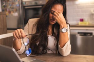 femme fatigué sans doute a cause de ses règles