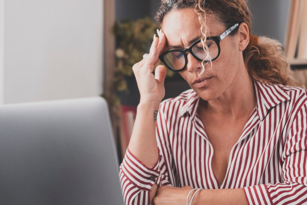 femme fatiguée en pré-ménopause